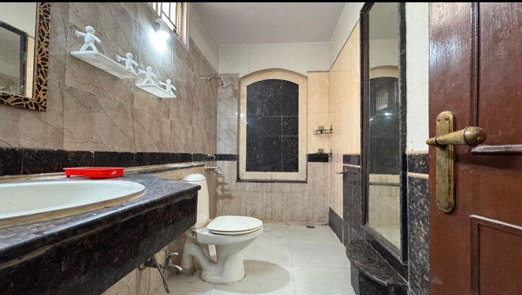 Bathroom, mayfield garden 3 Bedroom 300 Sq.Yd. Builder Floor In Mayfield Garden Gurgaon 10340472