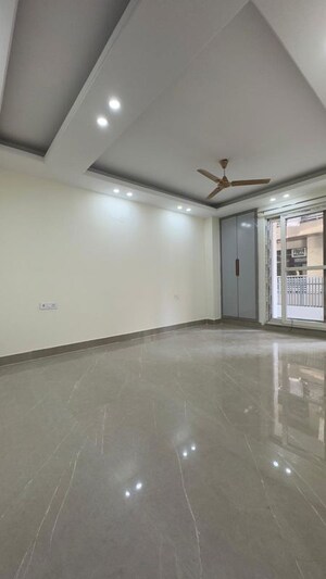 Room in 3 BHK Apartment at Chattarpur – for Rent