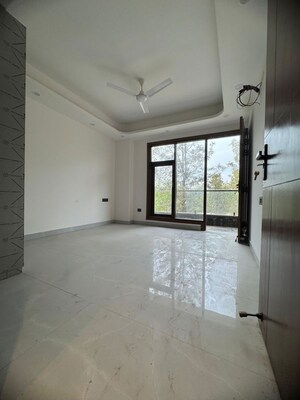 Room in 3 BHK Apartment at Chattarpur – for Rent