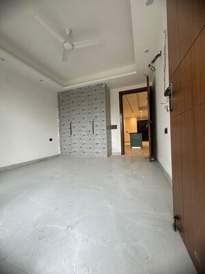 Room in 3 BHK Apartment at Chattarpur – for Rent