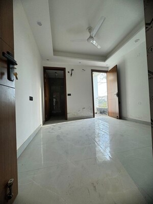 Room in 3 BHK Apartment at Chattarpur – for Rent
