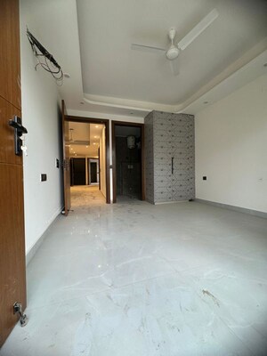 Room in 3 BHK Apartment at Chattarpur – for Rent