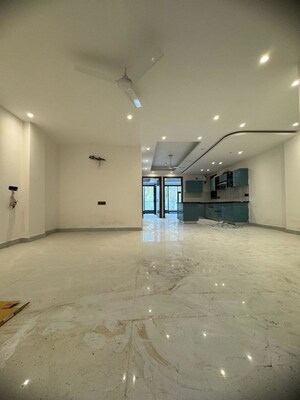 Room in 3 BHK Apartment at Chattarpur – for Rent