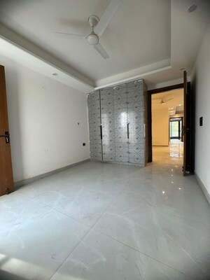 Room in 3 BHK Apartment at Chattarpur – for Rent