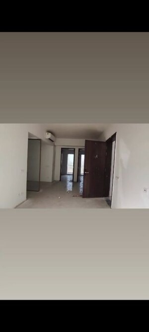 Room in 2 BHK Apartment at Smart World Orchard, Sector 61 – for Rent