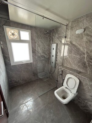 Bathroom in 3.5 BHK Apartment at Prestige Fairfield, Rmv 2nd Stage – for Rent