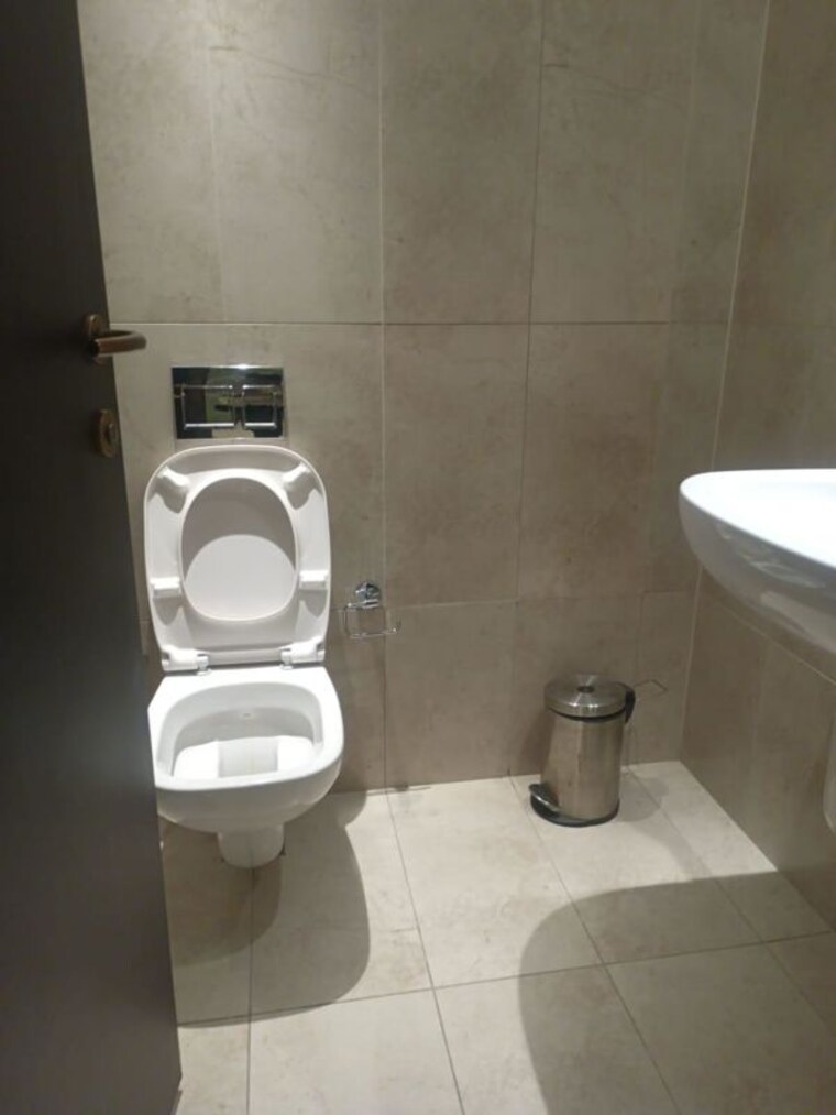Bathroom, panchshil-towers 3.5 Bedroom 2107 Sq.Ft. Apartment In Kharadi Pune 10341483