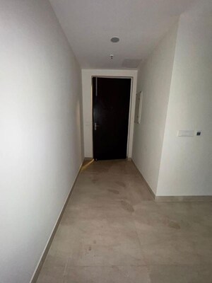 Room in 3 BHK Apartment at DLF The Carlton Estate, Dlf Phase V – for Sale
