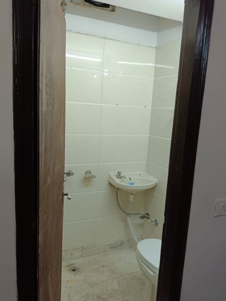 Bathroom, lajpat nagar 4 2 Bedroom 1088 Sq.Ft. Builder Floor In Lajpat Nagar 4 Delhi 10341692