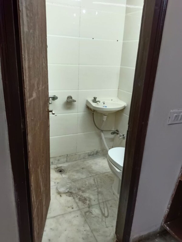 Bathroom, lajpat nagar 4 2 Bedroom 1088 Sq.Ft. Builder Floor In Lajpat Nagar 4 Delhi 10341692