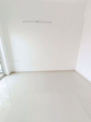 Room in 3 BHK Apartment at Runwal The Central Park, Chinchwad – for Rent