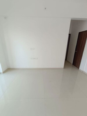 Room in 3 BHK Apartment at Runwal The Central Park, Chinchwad – for Rent