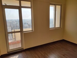 Room in 3.5 BHK Apartment at Jaypee Kensington Park Apartments, Sector 133 – for Sale