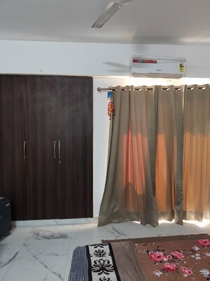 Master Bedroom in Studio Apartment at Earthcon Casa Grande II, Chi V Greater Noida – for Rent