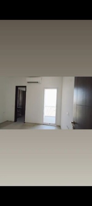 Room in 3 BHK Apartment at Smart World Orchard, Sector 61 – for Rent