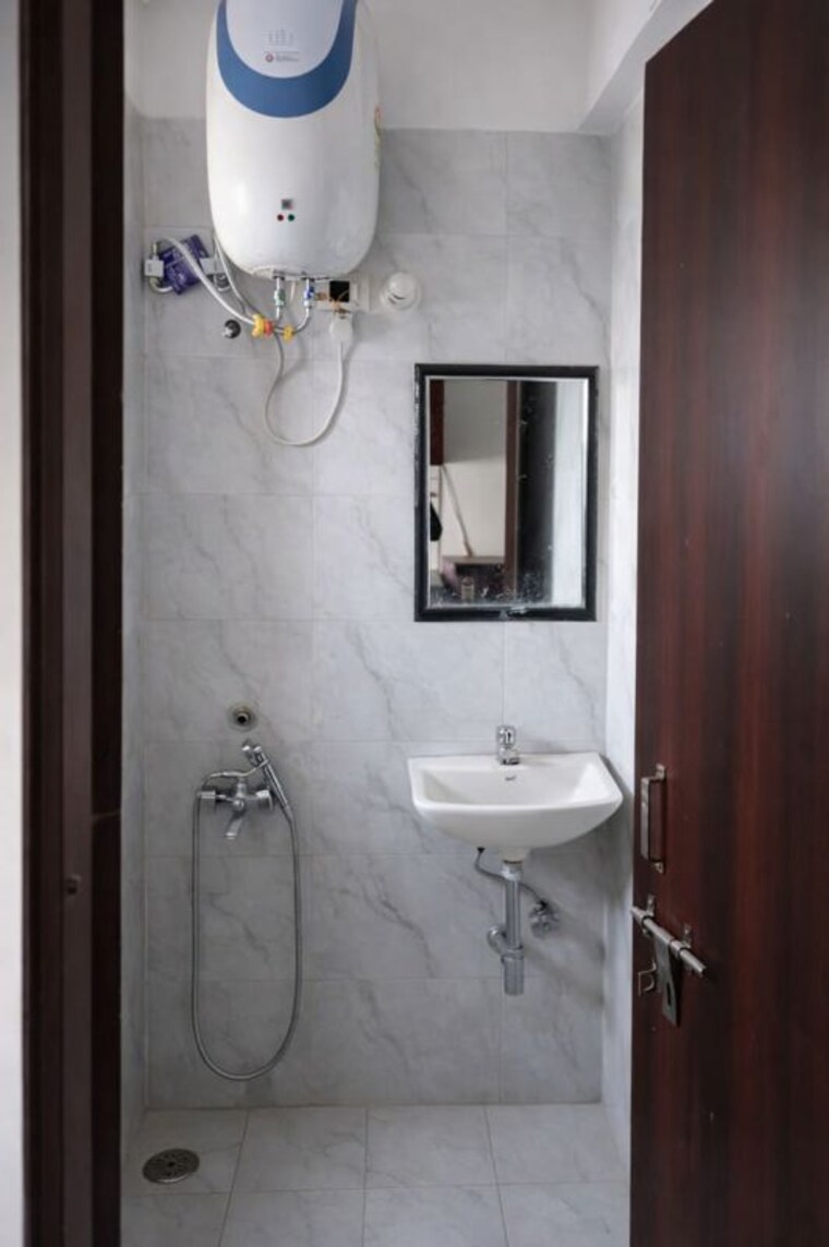 Bathroom, adarsh-apartment-7 3 Bedroom 5000 Sq.Ft. Apartment In Dlf Ankur Vihar Ghaziabad 10342213