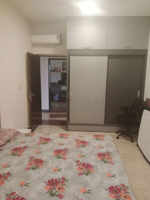 Room in 2 BHK Apartment at The Advantage Raheja Windermere, Andheri West – for Sale