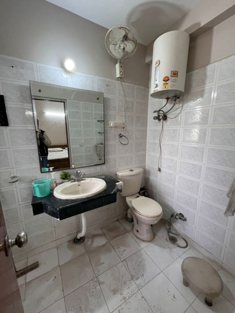 Bathroom, ansal-sushant-estate 3 Bedroom 1350 Sq.Ft. Apartment In Sector 52 Gurgaon 10342254