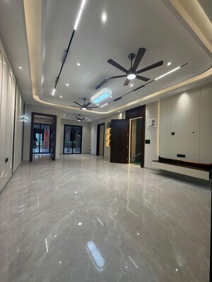 Room in 3.5 BHK Builder Floor at Anant Raj Ashok Estate, Sector 63a – for Sale
