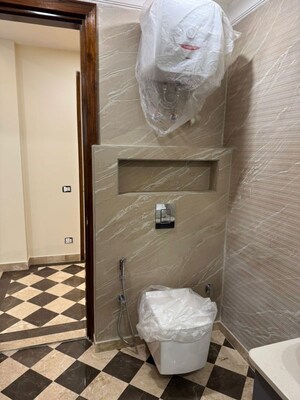 Bathroom in 6+ BHK Independent House at Dlf Phase ii – for Sale