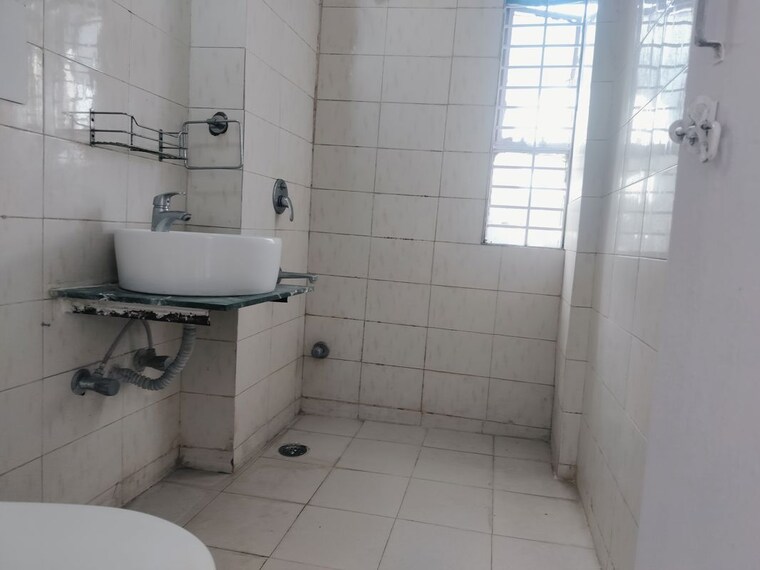 Bathroom, vasant kunj 3 Bedroom 1700 Sq.Ft. Apartment In Vasant Kunj Delhi 10342409