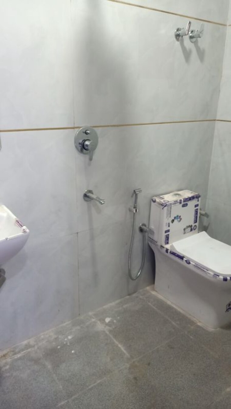 Bathroom, siddharth-estate 3 Bedroom 1600 Sq.Ft. Builder Floor In Vasant Vihar Dehradun 10342430