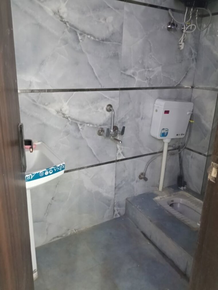 Bathroom, malviya nagar 2 Bedroom 70 Sq.Yd. Builder Floor In Malviya Nagar Delhi 10342466