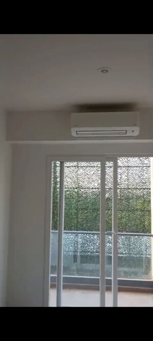 Room in 2.5 BHK Apartment at Smart World Orchard, Sector 61 – for Rent