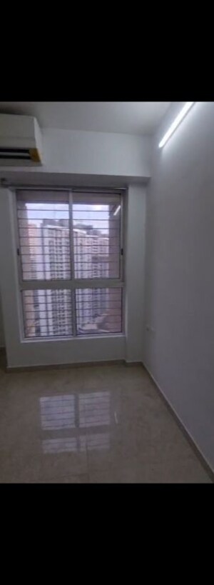Room in 3 BHK Apartment at Lodha Amara, Kolshet Road – for Rent