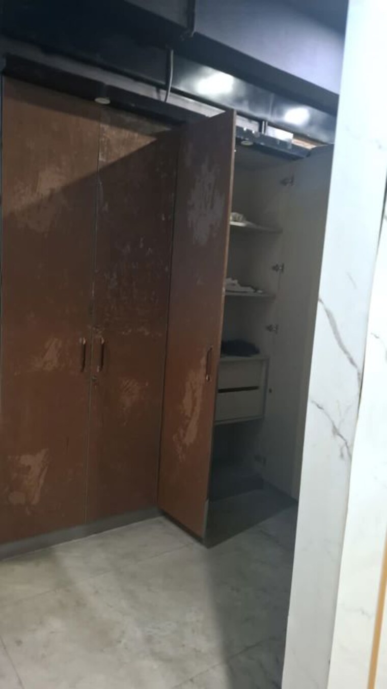 undefined, crown-plaza-mall Commercial Showroom 1570 Sq.Ft. In Sector 15a Faridabad 10342671