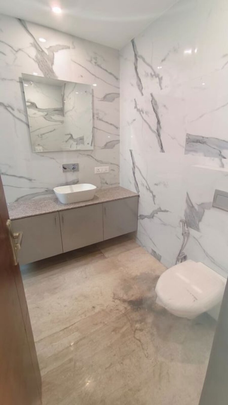 Bathroom, greater kailash ii 4 Bedroom 300 Sq.Yd. Builder Floor In Greater Kailash ii Delhi 10342898