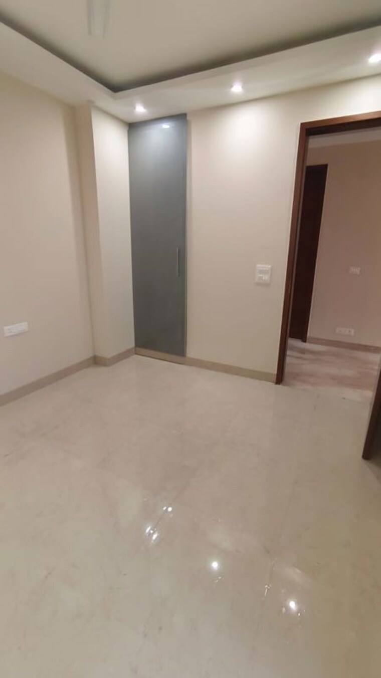 Room, greater kailash ii 4 Bedroom 300 Sq.Yd. Builder Floor In Greater Kailash ii Delhi 10342898