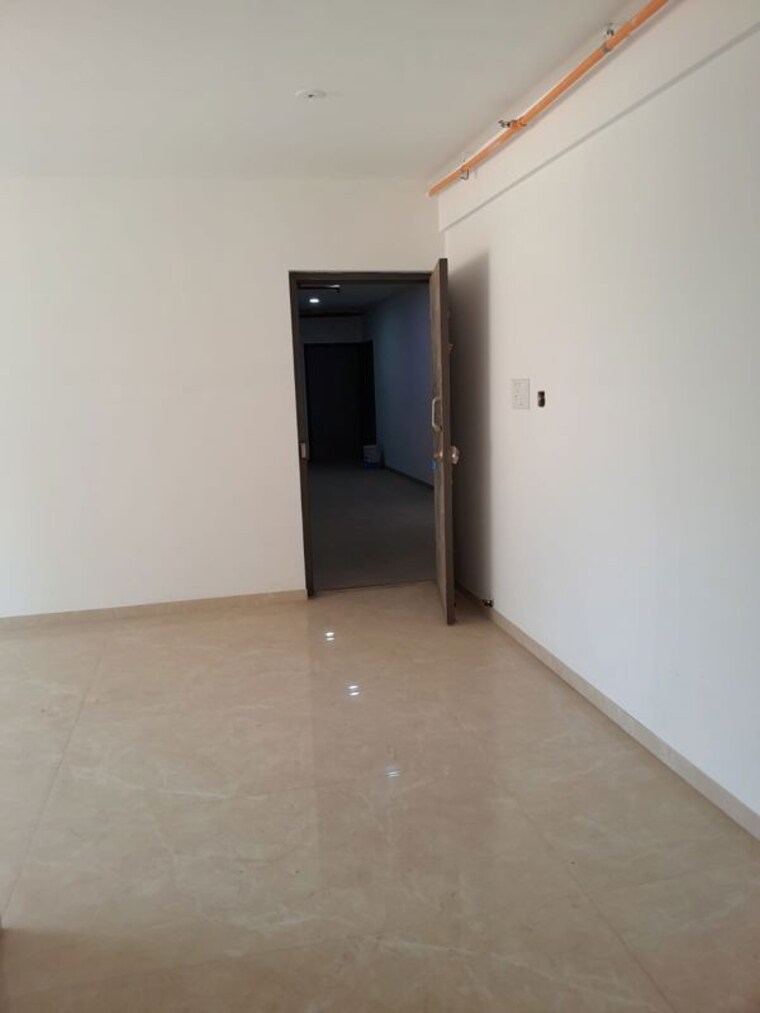 Room, borivali east Commercial Office Space 600 Sq.Ft. In Borivali East Mumbai 10342936