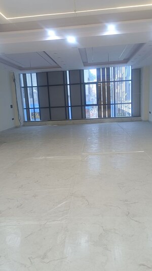 Showroom For Rent in Karol Bagh