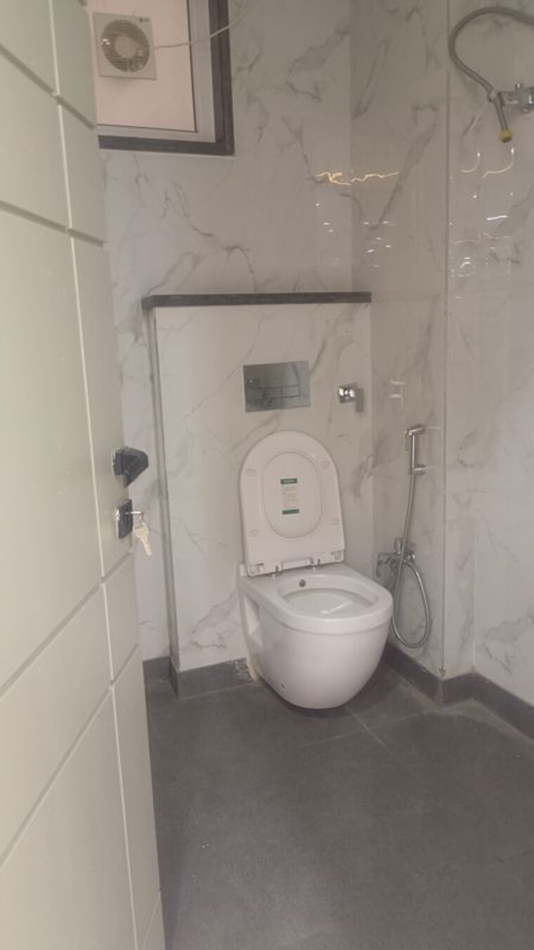 Bathroom, karol bagh Commercial Showroom 2368 Sq.Ft. In Karol Bagh Delhi 10342946