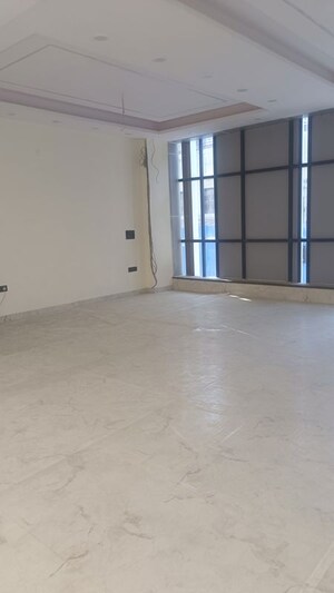 Room in  Showroom at Karol Bagh – for Rent