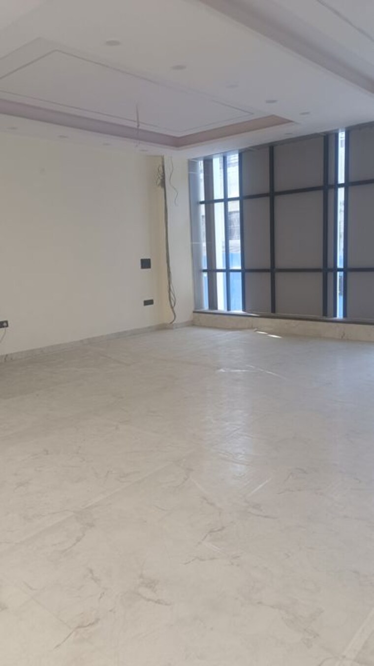 Room, karol bagh Commercial Showroom 2368 Sq.Ft. In Karol Bagh Delhi 10342946