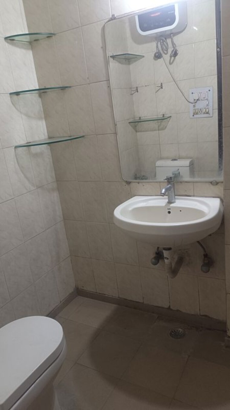 Bathroom, old rajinder nagar 2 Bedroom 658 Sq.Ft. Builder Floor In Old Rajinder Nagar Delhi 10342981