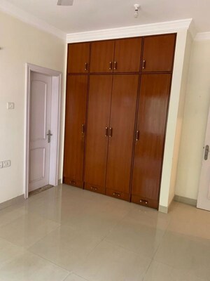 Room in 3 BHK Apartment at Raheja Sherwood, Goregaon East – for Rent