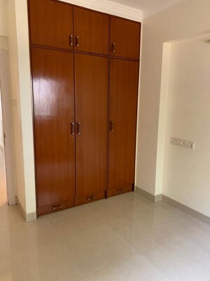 Room in 3 BHK Apartment at Raheja Sherwood, Goregaon East – for Rent
