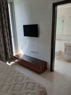 Room in 3 BHK Apartment at Oberoi Exquisite Goregaon, Goregaon East – for Rent