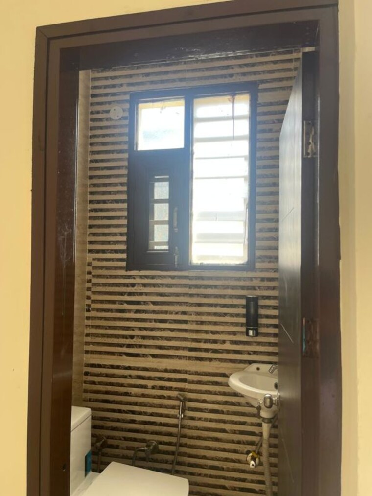 Bathroom, ambala highway 3 Bedroom 100 Sq.Yd. Builder Floor In Ambala Highway Zirakpur 10343210