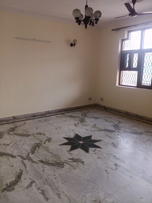 Room in 2.5 BHK Apartment at Arun Vihar, Sector 29 – for Sale