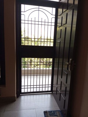 Room in 2 BHK Builder Floor at Parsvnath Plaza 27, Sector 27 – for Rent