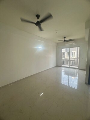 Room in 2.5 BHK Builder Floor at Smart World Orchard, Sector 61 – for Rent