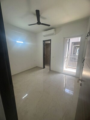 Room in 2.5 BHK Builder Floor at Smart World Orchard, Sector 61 – for Rent