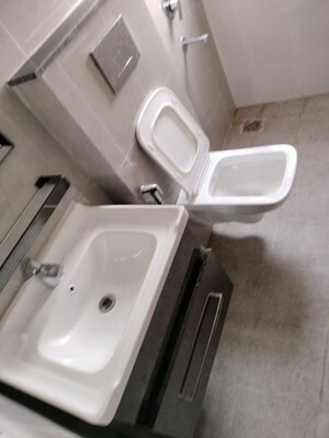 Bathroom in 2.5 BHK Builder Floor at Smart World Orchard, Sector 61 – for Rent