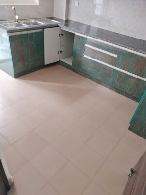 Room in 2.5 BHK Builder Floor at Smart World Orchard, Sector 61 – for Rent