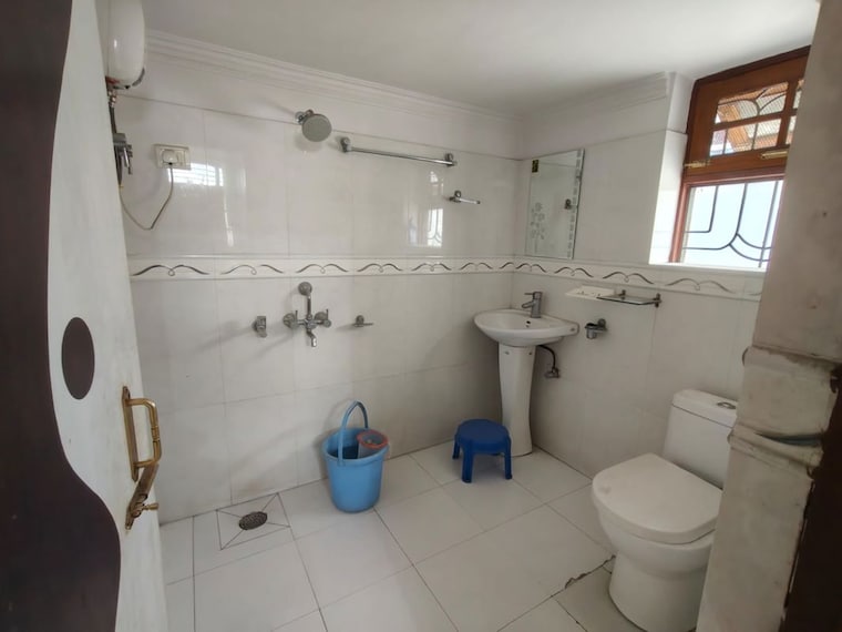 Bathroom, indira nagar 3 Bedroom 1700 Sq.Ft. Builder Floor In Indira Nagar Lucknow 10343536