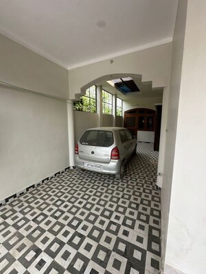 Parking in 2 BHK Builder Floor at Indira Nagar – for Rent